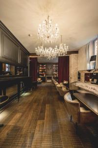 Kuchyň nebo kuchyňský kout v ubytování DOM Hotel Roma - Preferred Hotels & Resorts