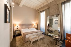 - une chambre avec un grand lit et une salle de bains dans l'établissement DOM Hotel Roma - Preferred Hotels & Resorts, à Rome