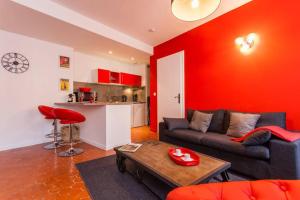 a living room with a couch and a table and a kitchen at L'Entrecasteaux in Aix-en-Provence