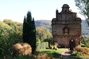 an old building in the middle of a garden at Appartement Petite Vallée in Berling