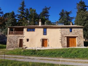 uma antiga casa de pedra no campo em Mas Roca Del Mill em Perafita