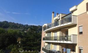 a building with a balcony with a mountain in the background at Belvedere Valenza in Terni