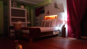 Appartement Petite Vallée في Berling: غرفة نوم بسرير وستارة حمراء