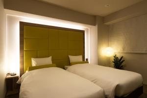 Tempat tidur dalam kamar di Doutonbori Crystal Hotel