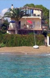 ノート・マリーナにあるCasa la conchiglia sulla spiaggiaの海岸の家