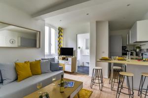 sala de estar con sofá y cocina en Madeleinette, en Estrasburgo