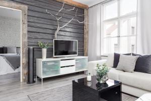 uma sala de estar com uma televisão num armário branco em Central Alexandra em Tampere