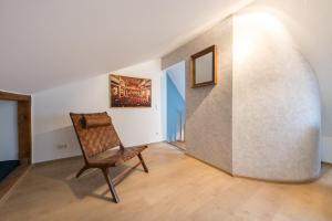 una silla en una habitación con pared en Design Apartments - "Potsdam City" 18, en Potsdam