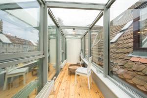 ein Glashaus mit Blick nach draußen in der Unterkunft Design Apartments - "Potsdam City" 18 in Potsdam