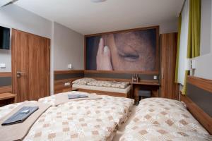A bed or beds in a room at Hotel U koně