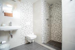A bathroom at Hotel U koně