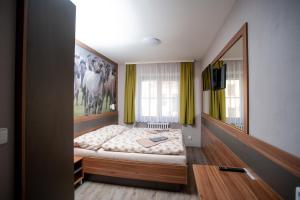 A bed or beds in a room at Hotel U koně
