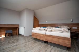 A bed or beds in a room at Hotel U koně