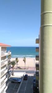 desde el balcón de un edificio con vistas a la playa en Alpen1 Olimpo, en Peñíscola