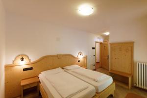 Ένα ή περισσότερα κρεβάτια σε δωμάτιο στο Agritur Cornasest