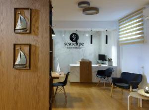 - un hall avec des chaises et un bureau dans la chambre dans l'établissement Seascape Luxury Residences, à Agia Pelagia