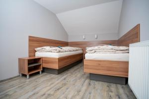 A bed or beds in a room at Hotel U koně