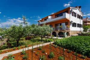 Vonkajšia záhrada v ubytovaní Apartment Karabaic by El-Pi Tours
