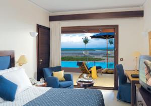 Postel nebo postele na pokoji v ubytování Grand Resort Lagonissi + 37 fotografií