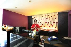 雅加達的住宿－Super OYO Capital O 136 Manggis Inn，站在一个有摄像机的房间的人