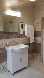 魯塞的住宿－Jorela Family Hotel，浴室设有白色水槽和镜子