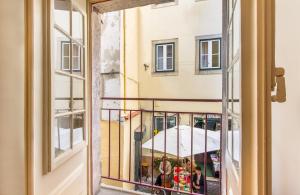 リスボンにあるGuest Inn Alfama, Premium Apartmentsの店の窓からの眺め