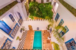 Riad Chamali في مراكش: إطلالة علوية على مسبح في مبنى به نباتات