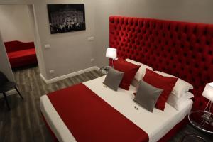 Postel nebo postele na pokoji v ubytování MILLINA SUITES IN NAVONA