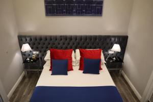 Postel nebo postele na pokoji v ubytování MILLINA SUITES IN NAVONA