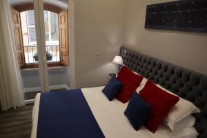 Postel nebo postele na pokoji v ubytování MILLINA SUITES IN NAVONA