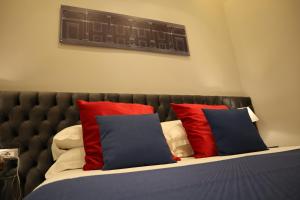 Postel nebo postele na pokoji v ubytování MILLINA SUITES IN NAVONA