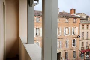 una ventana de un edificio con vistas en Hôtel Alchimy, en Albi