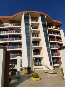 un edificio con balcones en un lateral en Apartment Sea Space 3, en Dobra Voda