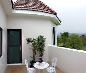 A balcony or terrace at Gihak Homestay