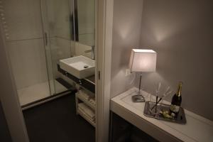 Ett badrum på MILLINA SUITES IN NAVONA