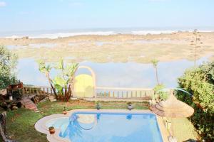 哈霍拉的住宿－Aux Moules de Harhoura Rabat，享有海滩景致的游泳池