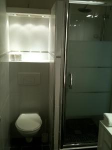 La petite salle de bains est pourvue d'une douche et de toilettes. dans l'établissement L'Eau Des Collines, à Marseille