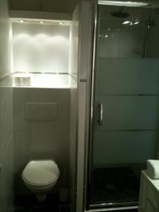 マルセイユにあるHôtel L'Eau Des Collinesの小さなバスルーム(トイレ、シャワー付) +14枚の写真