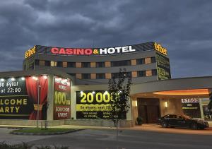 un hotel con un coche aparcado delante de él en Casino&Hotel efbet Trakya, en Svilengrad