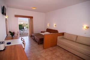 A television and/or entertainment centre at Lambis Studios & Apartments