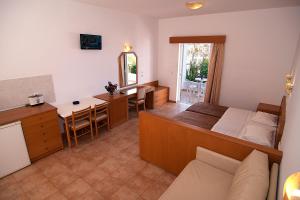 A seating area at Lambis Studios & Apartments