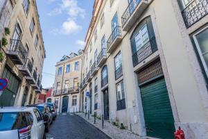 een straat met gebouwen en auto's aan de zijkant bij Cathedral Luxury and Spacious in Lissabon