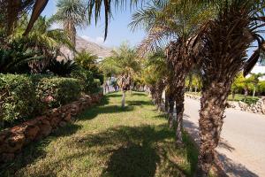 A garden outside Lambis Studios & Apartments
