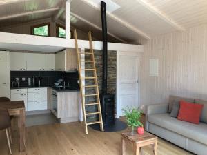 uma cozinha e uma sala de estar com uma escada num quarto em Rifugio Nel Bosco em Astano