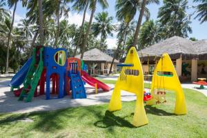 plac zabaw z kolorowym sprzętem do zabawy na trawie w obiekcie Flat Jatiúca Suítes Resort w mieście Maceió