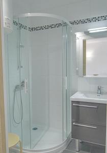 ein Bad mit einer Dusche und einem Waschbecken in der Unterkunft Superbe T2 vue mer avec ascenseur in Canet-en-Roussillon