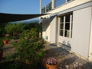 - Vistas laterales a una casa con patio en Splendide vue Pyrénées, Rez de jardin 2 chambres, en Montjoie-en-Couserans