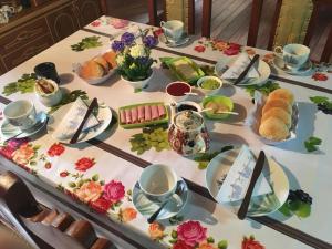 Una mesa con platos de comida encima en Hospedaje Familiar Nicomacc, en Melipeuco