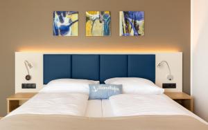 Łóżko lub łóżka w pokoju w obiekcie Hotel am See Rust
