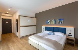 Łóżko lub łóżka w pokoju w obiekcie Hotel am See Rust